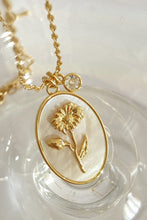 Load image into Gallery viewer, Flower Shell Pendant  Necklace
